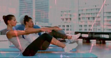 Fitness grubu pembe grafikler üst üste gelince, bacakları kaldırıp kollarını açtıktan sonra V-sit eğitimine başlıyor. Egzersiz, sağlık, takım çalışması, modern, canlılık, güç, kentsel