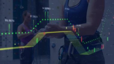 Önden tırmanan, tebeşirle ovalayan ve spor salonundaki tutuş için animasyon fitness çizelgesini başlatan kişi. Zindelik, güç, azim, eğitim, motivasyon, aktivite, sağlık