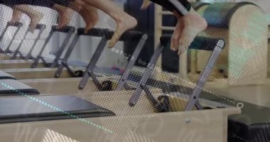 Toplu ayak parmaklıkları kayıyor. Çekirdek dayanıklılığı için fitness reformatörlerine kalas takıyor. Egzersiz, sağlık, zindelik, güç, esneklik, grup, stüdyo