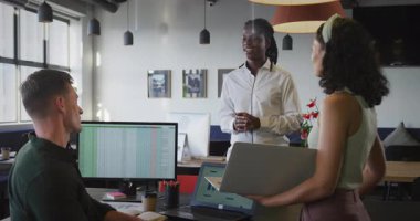 Sunucu, ekranlarda gösterilen animasyon çizelgeleriyle iş görüşmelerine başlıyor. İşbirliği, takım çalışması, iletişim, profesyonel, modern, kurumsal, beyin fırtınası