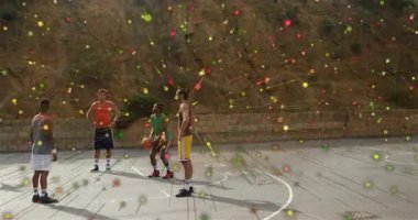 Atıcı basket antrenmanı için top yakalayan ribaund oyuncusuyla top sektiriyor. Atletizm, takım çalışması, sportmenlik, açık hava, rekabet, fitness, aksiyon