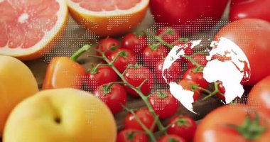 Taze ürünlerde görünen harita örtüsü, kamera tavası olarak dönen dünya simgesi, küresel kaynakları gösteriyor. Taze sebzeler, sağlıklı yaşam tarzı, küresel pazar, organik üretim, mutfak işleri, doğal gıdalar, tarım ürünleri