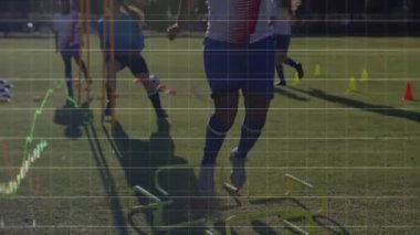 Futbol sporcusu engellerin üzerinden atlıyor. Animasyon grafiklerini çalıştırırken çeviklik istatistiklerini takip ediyor. Atletik, antrenman, performans, dinamik, rekabet gücü, açık hava, spor