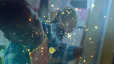 Çalı çırpı daldıran oğlan ve sınıf sehpalarında katman yapan kız, odak noktalarını aydınlatan parlak lekeler ekliyor. Yaratıcılık, işbirliği, öğrenme, ilham, sanatçılık, eğitim, ince sanat