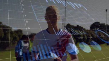 Kadın futbolcu, spor teknolojisinde çıktıktan sonra animasyon çizelgeleriyle ölçümleri analiz ediyor. Atletik, takım çalışması, yenilik, dijital, performans, canlı, eğitim