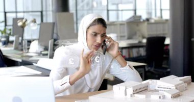 Akıllı telefon tutan ve bütçe belirlemek için kalem filtreleyen bir mimar. Teknoloji, finans, görselleştirme, profesyonel, fütüristik, analitik, iş