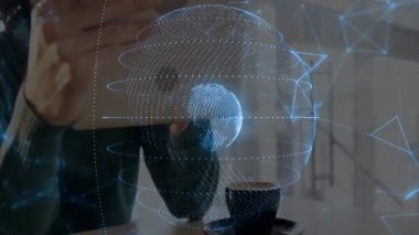 Adam tableti kaldırıyor ve ekranı tıkırdatıyor. Bu sırada holografik 3 boyutlu dünyayı teknoloji tanıtımı için örtüyor. Teknoloji, yenilik, dijital, geleceksel, arayüz, tasarım, bağlantı