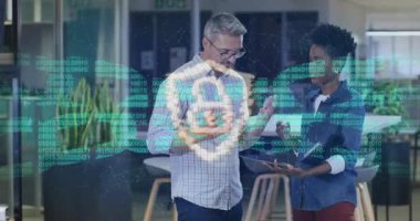 Meslektaşları teknoloji salonundaki tableti tıklayarak asma kilit simgesini etkinleştiriyor, yeşil kod yayınlayarak veri topluyor. Teknoloji, siber güvenlik, işbirliği, yenilik, dijital, modern, profesyonel