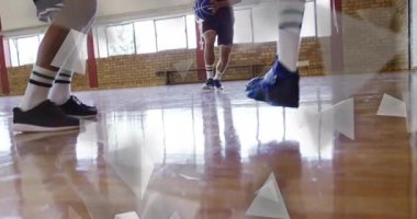 Kestane rengi formalı oyuncu defans oyuncularının arasından süzülerek basket atışına doğru hızlanıyor. Eylem, spor, rekabet gücü, atletizm, takım, hareket, dinamik