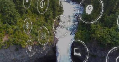 Şelaleye yaklaşan dron, doğayla dijital birleşmeyi gösteren girdaplı arayüz simgelerini etkinleştiriyor. Doğa, teknoloji, yenilik, bağlantı, ekolojik, sürdürülebilirlik, modern