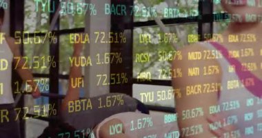 Antrenör altında kürek çeken kadın stajyer antrenör, izleme uygunluk ölçümleri ile rehberlik ediyor. Egzersiz, analitik, güç, teknoloji, sağlık, eğitim, performans