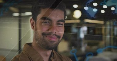 Başlangıçta, ekranda canlandırılmış diyagram binası olan cam görüntüleme verilerinin arkasındaki mühendis. Gelecekçi, yenilikçi, teknoloji, dijital, zeka, profesyonel, modern