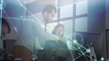 Teknisyen, inceleme için tablet teslim ediyor. Nabız analizci vuruşları gibi üst üste bindiriyor. İşbirliği, dijital, profesyonel, modern, iletişim, veri, teknoloji