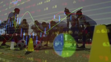 Kozalaklara ve toplara doğru hareket eden kadın koç futbol antrenmanında analitik örtüşmeler başlatıyor. Atletik, takım çalışması, fitness, spor, açık hava, eğitici, modern