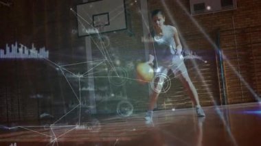 Çerçeveye giren genç bayan sporcu, eğitim sırasında veri örtüsüyle eller arasında salya akıtıyor. Spor, çeviklik, dijital, eğitim, performans, hareket, gençlik