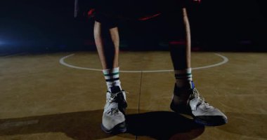 Oyuncu bacak arasında top sürüyor ve spor eğitimlerini gösteren animasyon hareketleriyle kaldırıyor. Dinamik, atletik, hareket, performans, eğitim, spor, odaklanma