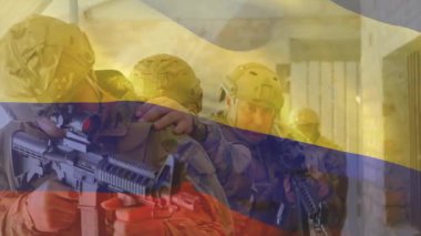 Askerler, şeffaf bayrak kaplamalarıyla askeri koridor boyunca ilerliyorlar. Askeri, taktik, savaş, takım çalışması, disiplin, hazırlık, savunma