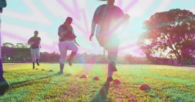 Dört beyzbol takım arkadaşı şafak vakti çimlere doğru koşuyor ve çeviklik konisi tatbikatı eğitimine başlıyorlar. Sporcular, takım çalışması, fitness, açık hava, gün doğumu, kararlılık, aktivite