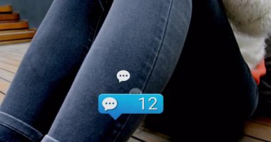 Terasta oturan bir kadın sohbet baloncuğunun ardından telefonları kaydırıyor ve mesajlaşma için uyarıda bulunuyor. Teknoloji, iletişim, şehir, eğlence, yaşam tarzı, canlı, dijital