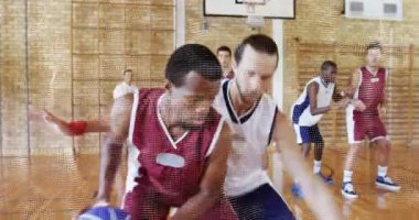 Kestane rengi oyuncu pas atan bir defans oyuncusu ve animasyon yayı antrenman için ribaund gösteriyor. Atletizm, takım çalışması, rekabet, eğitim, spor, yoğunluk, dinamik