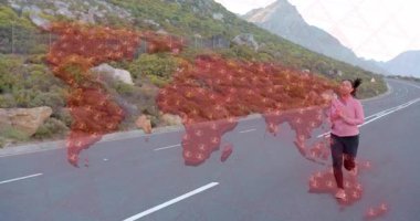 Üst üste titreşimli sinyal gönderen koşucu dağ yolunda, küresel düğümleri gösteren sağlık uygulaması. Macera, fitness, açık hava, zindelik, hareket, keşif, teknoloji