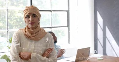 Hintli bir kadın, kameraya grafiklerin sürüklendiğini gözlemleyerek hitap ederek ağ tanıtımını başlatıyor. Profesyonel, modern, dijital, kurumsal, işbirlikçi, yenilikçi, minimalist