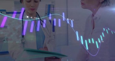 Doktor dosyayı çeviriyor ve bulguları canlandırılmış mor çizelgeleri olan hastaya açıklıyor. Tıbbi, danışma, sağlık, analiz, teşhis, mesleki, bilgi