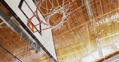 Basketbol ve kol kadraja giriyor, smaç basıyor, smaç koordinatlarını vurguluyor, net olarak geri dönüyor. Spor, atletizm, aksiyon, yoğunluk, ekipman, fitness, motivasyon