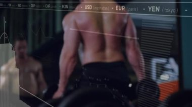 Finans çizelgeleri spor salonunda beliriyor üstsüz adamın dambıl kıvırıp verileri senkronize ettiğini gösteriyor. Fitness, power, adanmışlık, kararlılık, modern, enerjik, performans