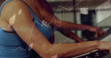 Spor partnerleri spor salonunda hareketli grafiklerle çalışan koşu bandı kontrollerine basıyorlar. Kardiyo, fitness, kararlılık, takım çalışması, motivasyon, modern, aktif giyim