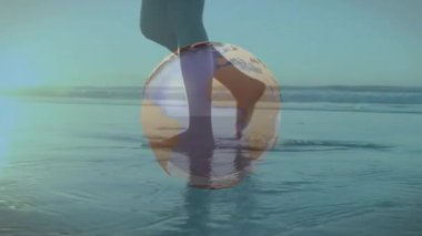 Kadının ayakları kumsala basıyor ve şeffaf dünya seyahati pazarlamasını başlatıyor. Deniz manzarası, seyahat şehveti, rahatlama, dinginlik, ufuk, seyahat, yansıma.