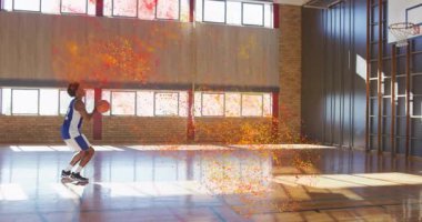 Basketbolcu spor salonuna giriyor, anahtara doğru salya akıtıyor, çemberden ateşli bir yayla topa vuruyor. Sporcu, atletizm, dinamik, hareket, rekabet, spor, enerji