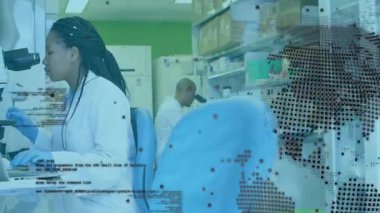 Dişi araştırmacı mikroskop altında kayıyor ve veri kaydırma kodunu üst üste koyarken notlar yazıyor. Mikroskop, laboratuvar, araştırma, veri analizi, bilim, enstrümantasyon, işbirliği