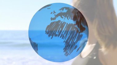 Plaj ufkunda dönen şekillendirilmiş küre, küresel pazarlama bağlantısını gösteren bir kadın. Küre, kıyı şeridi, okyanus, keşif, macera, bağlantı, huzur