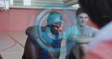 Basketbol sahasında iki erkek sporcu koç tavsiyesi alıyor ve istatistiklerle örtüşüyor. Sporcular, takım çalışması, eğitim, yoldaşlık, fitness, eğitim, rekabetçi