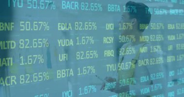 Kadın analist keçeli kalem ayarlıyor ve hisse senedi yüzdelerinin finans toplantısında üst üste bindiğine dikkat çekiyor. İş, analitik, veri, strateji, yenilik, şirket, modern