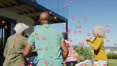 Arkadaşların terasta futbol oynaması sosyal medya tepkilerini harekete geçiren kapılara doğru hareket etmesidir. Açık hava, dostluk, kutlama, yaşam tarzı, eğlence, neşe, modern