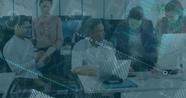 Tablet tutan ve dizüstü bilgisayarı yazan takım iş görüşleri için dijital harita örtülerini etkinleştiriyor. İşbirliği, takım çalışması, veri analizi, dijital arayüz, modern ofis, iş stratejisi, yenilik