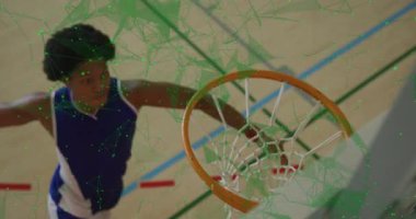 Erkek sporcu top sürüyor, smaç basıyor, beyaz ağ dönüyor, ikinci atlet atışını yapıyor. Atletizm, spor, rekabet, dinamik, performans, enerji, arena