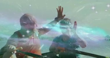 Fitness son sınıf öğrencisi erkek ve kadın kürek çekiyor, beşlik çakıyor, ışıldıyor ve ikili kürek çekmeye devam ediyor. Macera, uyum, canlılık, rahatlık, dinginlik, arkadaşlık, su canlılığı.