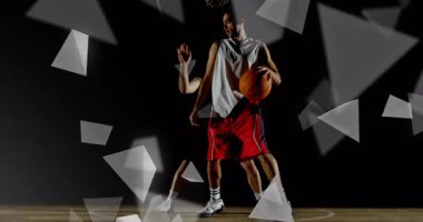 Spor savunucusu ortaya çıkıyor ve beyaz ve kırmızı formalı oyuncu üçgenlerle sayı yapmak için şut atıyor. Atletizm, takım çalışması, rekabet, hareket, dinamik, arena, performans