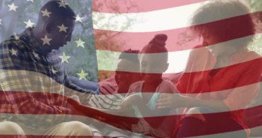 Baba, akıllı telefondan kızına gülüyor, anne de teknolojiyi kullanıyor. Aile, birliktelik, aile hayatı, yaşam tarzı, mutluluk, etkileşim, modern