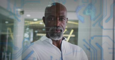 Erkek yönetici kod kaydırma gövdesine başlıyor, dijital kaymayı gösteren devreler oluşturuyor. Teknoloji, yenilik, fütürizm, siber güvenlik, dijitalleştirme, yürütme, iş