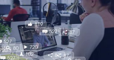Yüzen sosyal medya ölçümlerine neden olan hareketler dizüstü bilgisayar ekranında bağlanmayı gösteriyor. İşbirliği, dijital, iletişim, üretkenlik, yenilik, modernlik, teknoloji