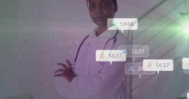 Salondaki kadın doktor, sağlık ölçümlerini arttıran haber baloncuğu medya simgeleri alıyor. Profesyonel, sağlık, dijital, teknoloji, iletişim, sağlık, modern