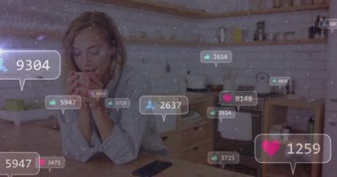 Mutfakta kırmızı kupayı yudumlayan bir kadın yüzen bir kalp ve nişanı gösteren ikonlar. Konforlu, yaşam tarzı, animasyon, dijital, iç mekan, günlük, sosyal