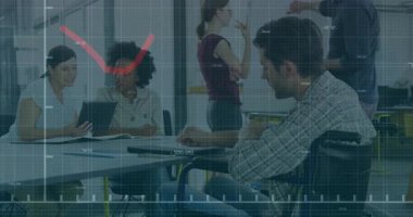 İş toplantısı sırasında iş arkadaşları tablet tıkırdatırken masada kırmızı çizgi grafiği sallanıyor. Profesyonel, işbirliği, takım çalışması, şirket, analiz, yenilik, liderlik