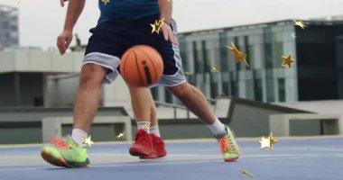 Koşu yaptıktan sonra, neon-nallı top sürücüsü defans oyuncularından kaçmak için bacak aralarına sürtünüyor, pas veriyor. Dinamik, atletik, kentsel, enerjik, rekabetçi, takım çalışması, hareket