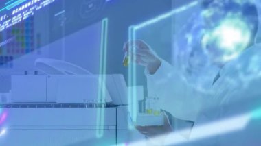 Bilimadamı sarı tüp seçiyor, analiz cihazına yerleştiriyor ve takip kodu, model örtüyor. Araştırma, yenilik, kesinlik, teknoloji, analiz, deney, veri