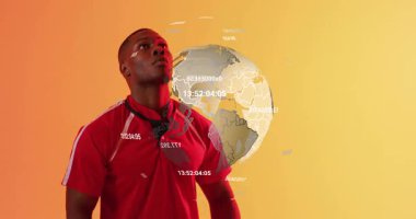 Kırmızı atletik gömlekli adam, dönen dünyayı takip ediyor. Teknoloji verileri için zaman damgası basıyor. Teknoloji, yenilik, veri görselleştirme, küresel, dijital, fütürizm, bilimsel